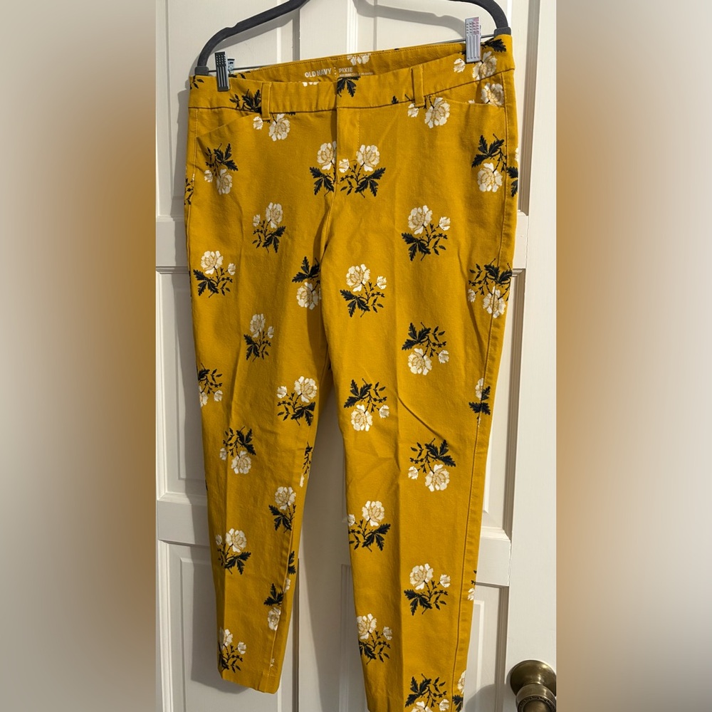 Old Navy Womenโs Plus Mid-Rise Pixie Mustard Floral Pants Sz 14